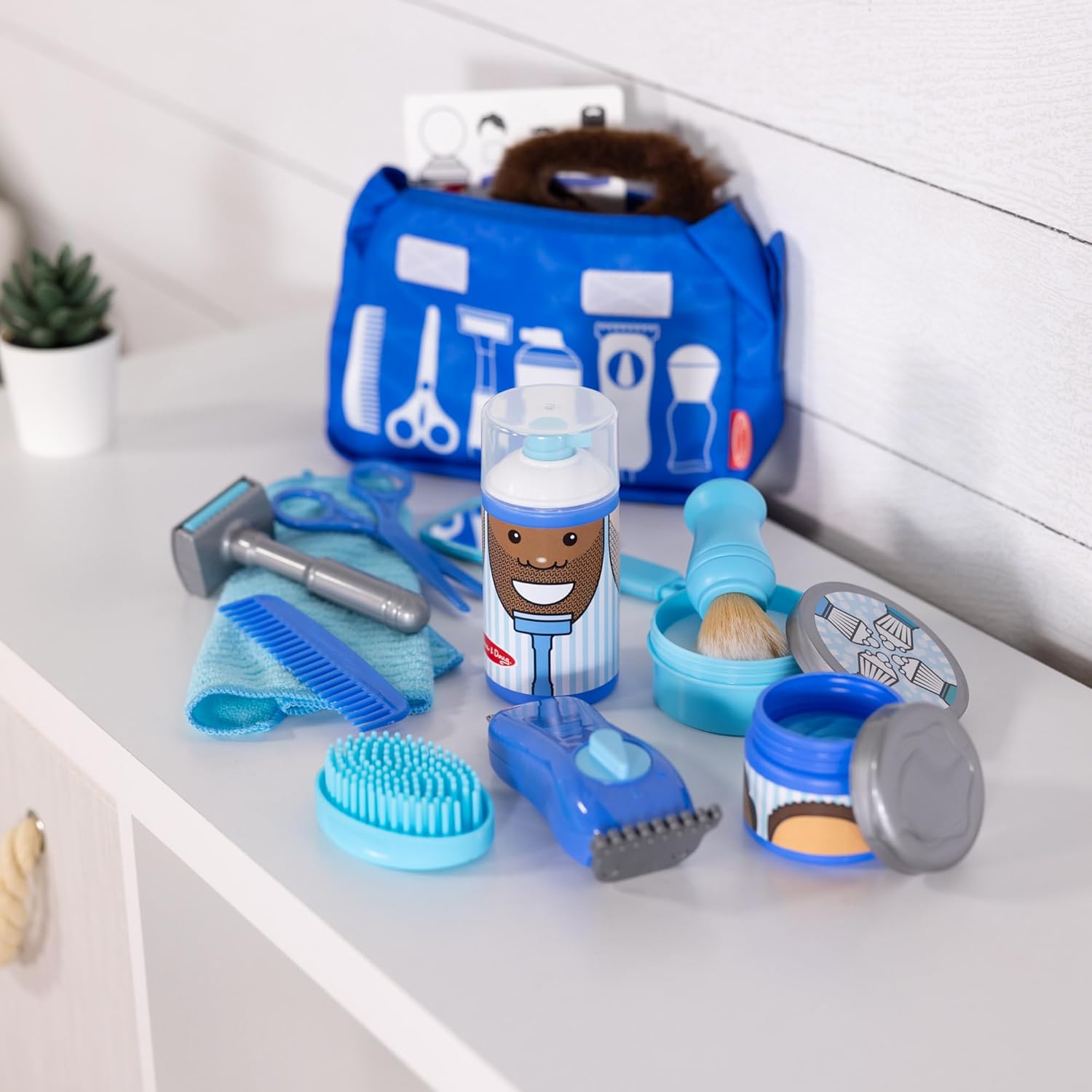 Melissa &amp; Doug Juego de simulación de barbería para niños (16 p...