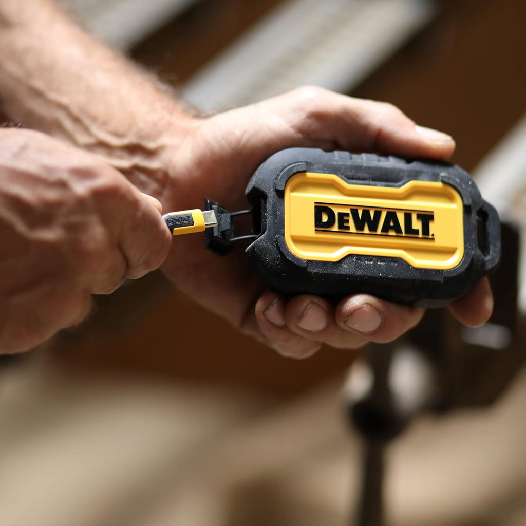 DEWALT Cargador portátil resistente, banco de energía, paquete de b...