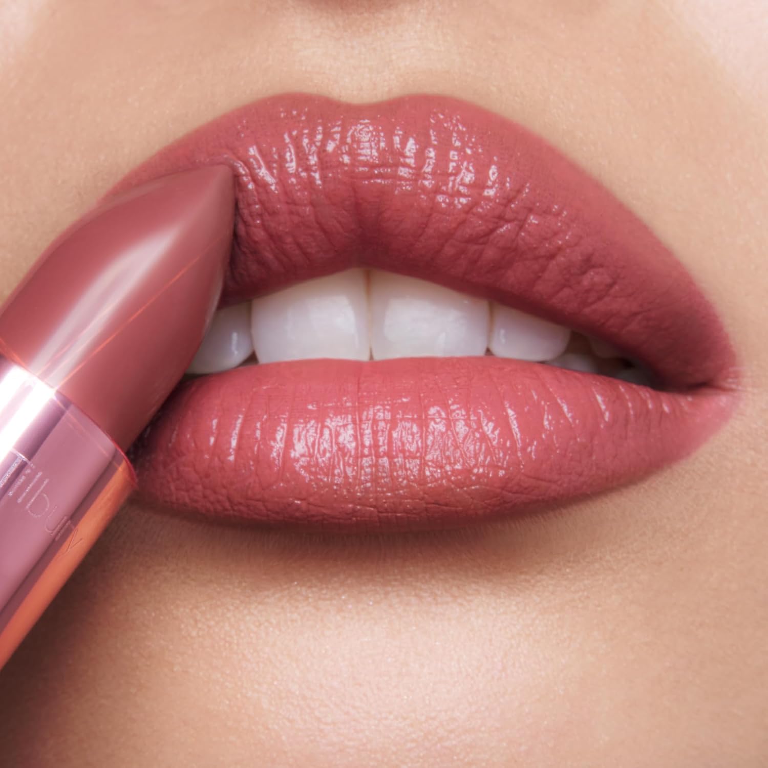 Charlotte Tilbury K.I.S.S.S.I.N.G Lápiz labial